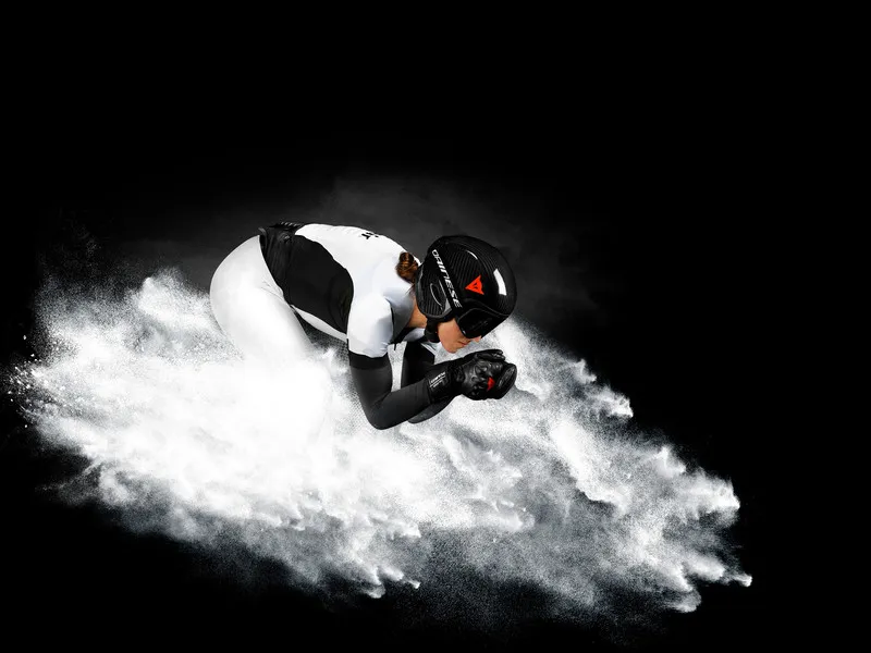 Лыжник в защитной экипировке компании DAINESE