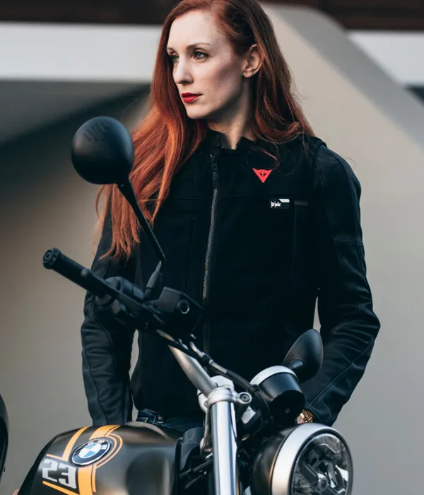 Девушка в Smart Jacket с технологией MotoGP™ D-air компании DAINESE
