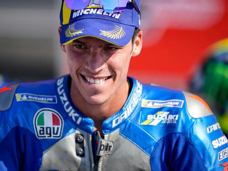 Гонщик MotoGP™ в экипировке компании DAINESE и AGV