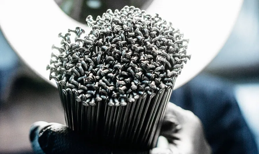 Множество велосипедных спиц производства DT SWISS, зажатых в руке.