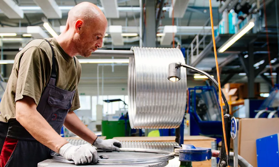 Рабочий на производстве велосипедных ободов для колес производства DT SWISS.