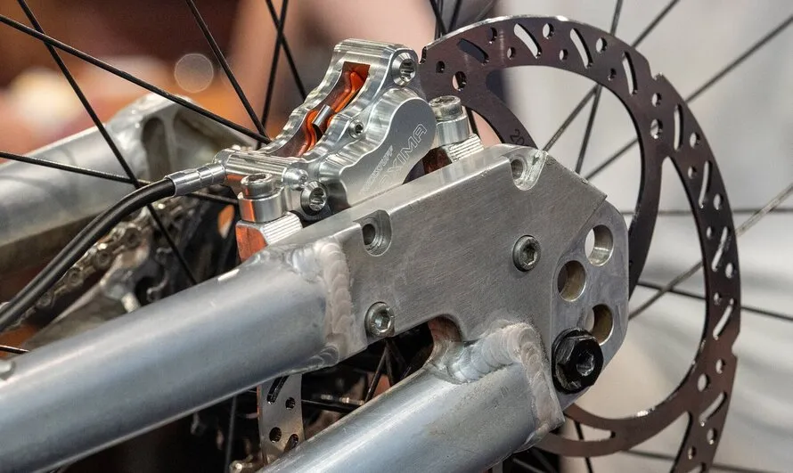 Тормоза бренда Trickstuff, установленные на велосипеде.