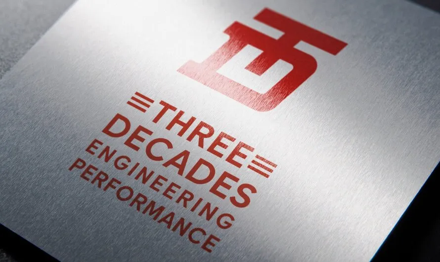 Табличка с надписью на английском: Three decades engineering perfomance.