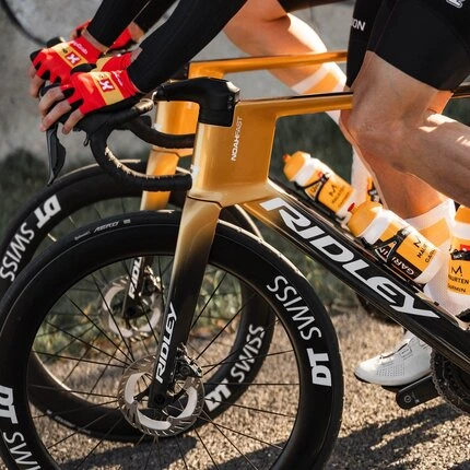 Велосипедисты едут на велосипедах с колесами производства DT SWISS.