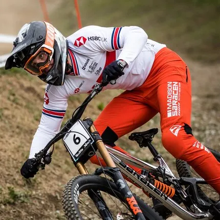 Велосипедист в шлеме мчится с горки на велосипеде с колесами производства DT SWISS.