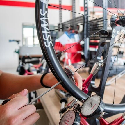 Проверка натяжения спиц производства DT SWISS на стенде регулировки колес.