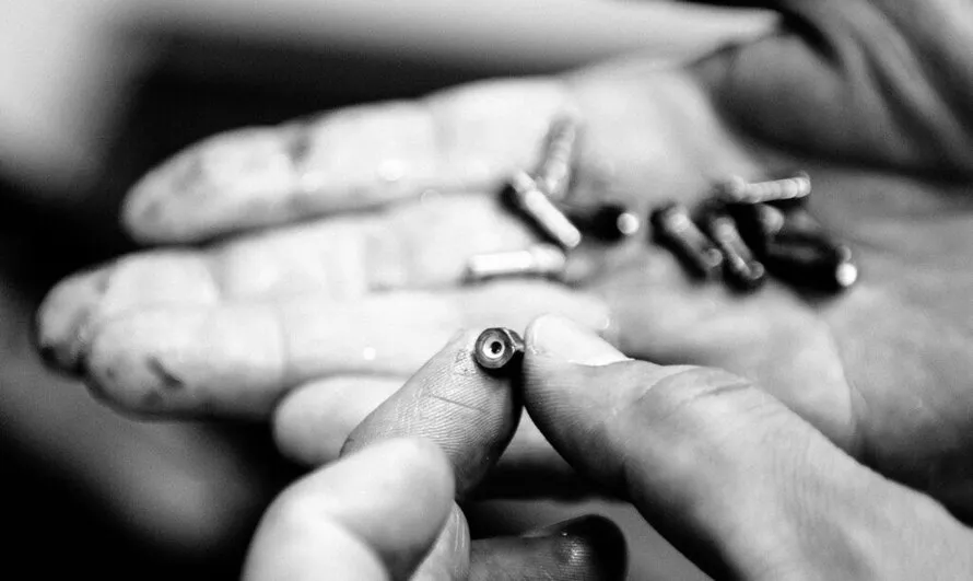 Нипели производства DT SWISS на ладоне человека.