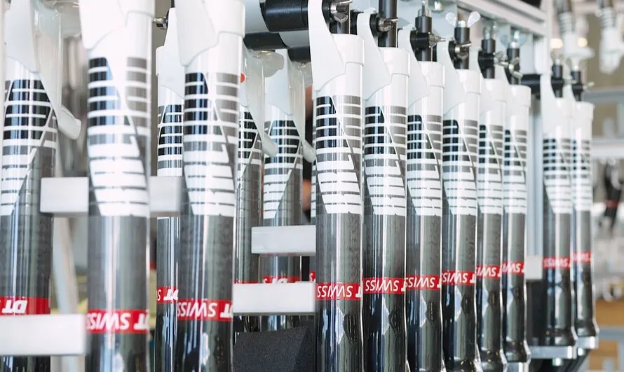 Велосипедные вилки производства DT SWISS.