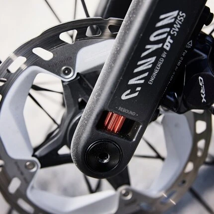 Элемент велосипедной вилки с регулировкой производства DT SWISS.