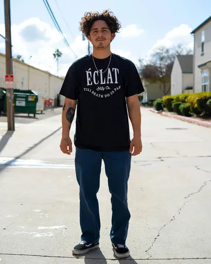 Гомер Рич (Homie Rich) стоит на улице города.