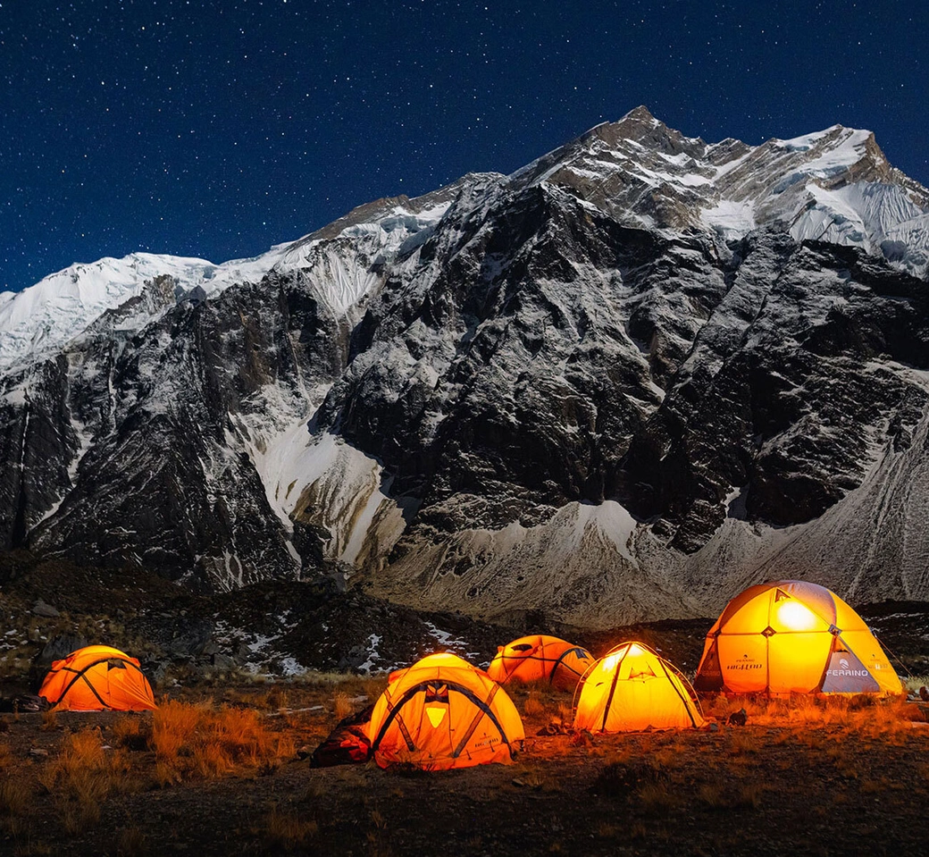 5 палаток Ferrino установлены в горах