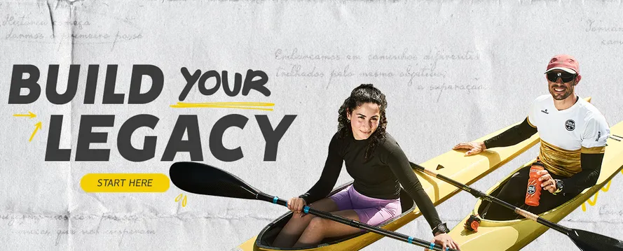 Мужчина и женщина на байдарках.