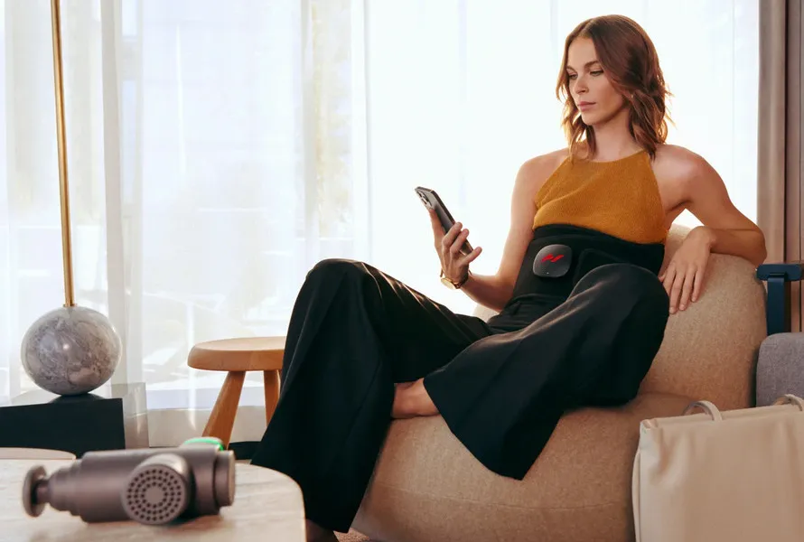 Массажер компании HYPERICE на женщине