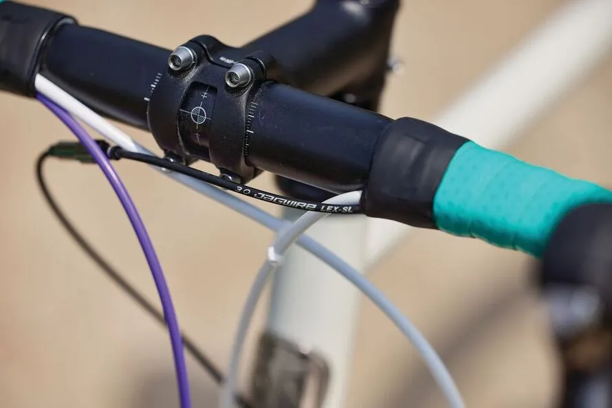 Тормозные тросики в рубашках производителя JAGWIRE