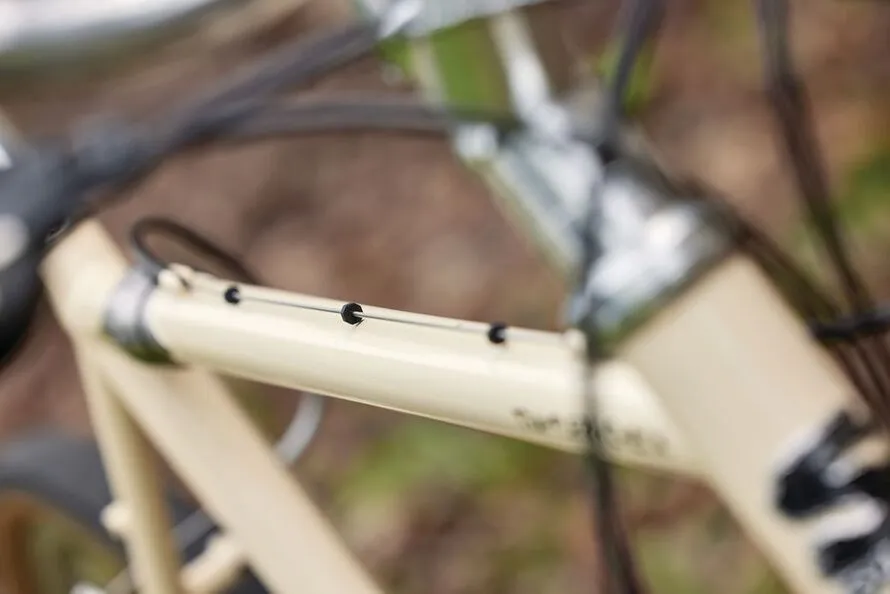 Тормозной тросик производителя JAGWIRE, установленный на велосипеде