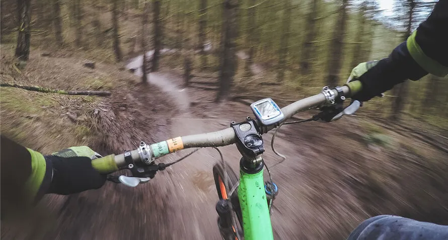 Вид от первого лица на спуск на велосипеде по горной дороге.