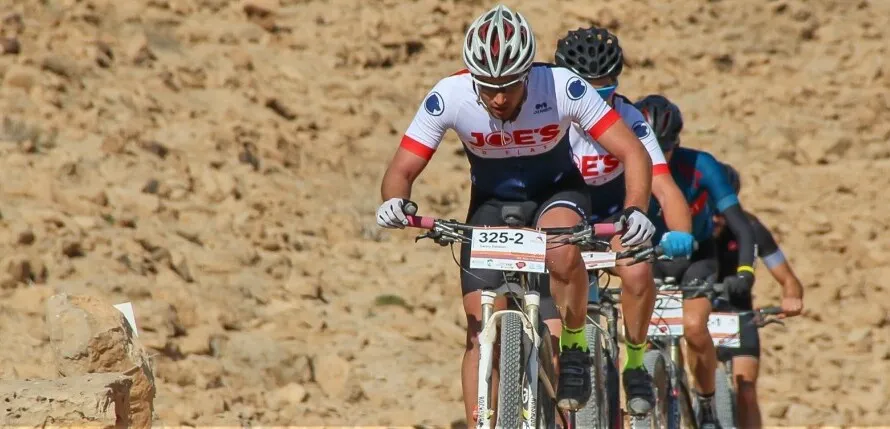 Пелотон из четверо велосипедистов.