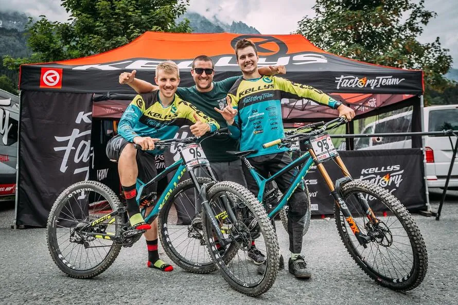 Велоспортсмены с велоспиедами компании KELLYS.
