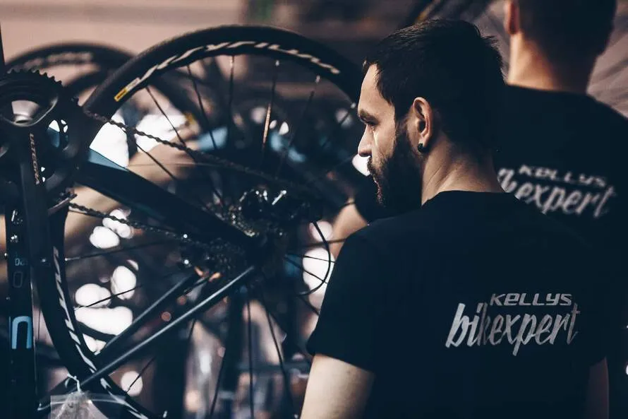 Специалист компании KELLYS за работой.