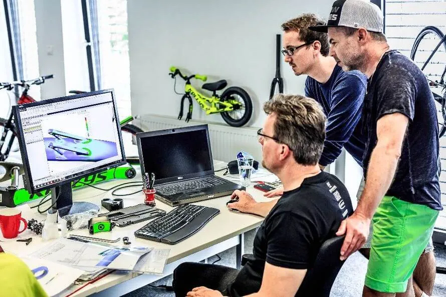 Специалисты компании KELLYS смотрят на монитор с чертежом очередной разработки.