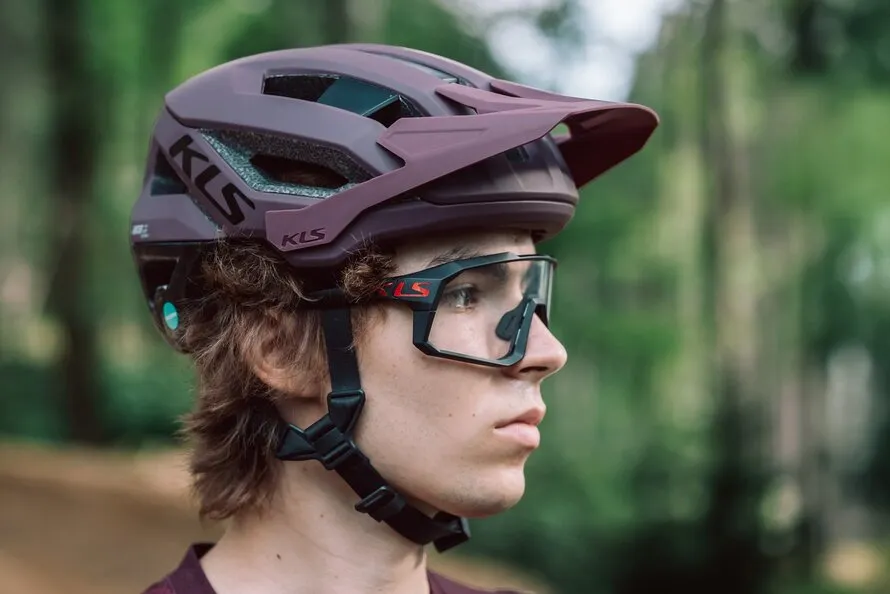 Мужчина в велосипедном шлеме KLS.