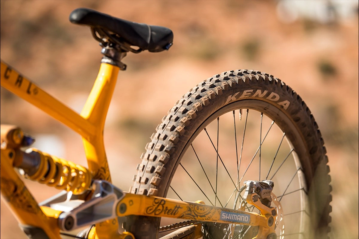 Покрышка Kenda на велосипеде