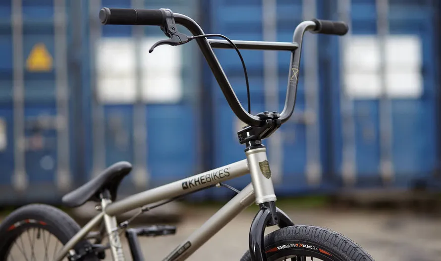Велосипед BMX производства компании KHEBIKES.