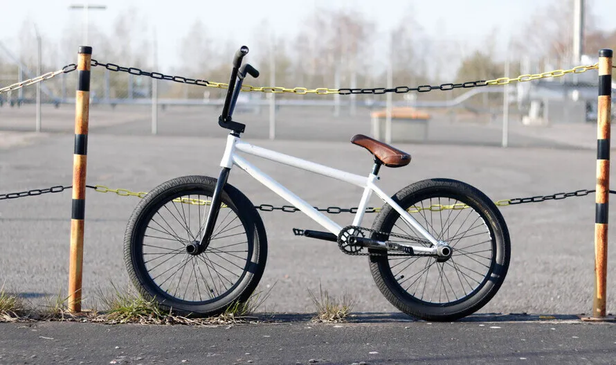 Велосипед BMX производства компании KHEBIKES.