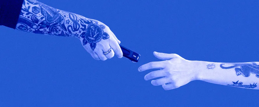 Руки двух людей и фонарик компании KNOG.