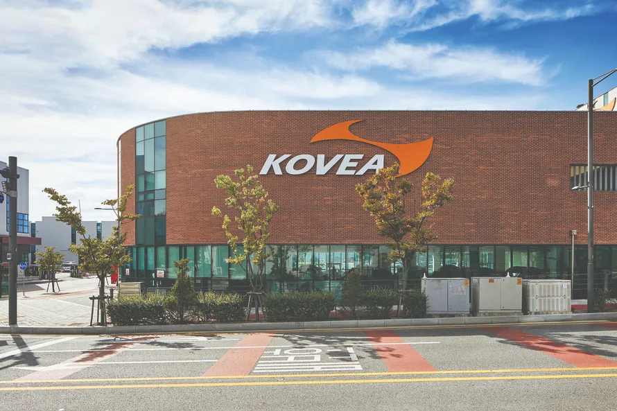 Логотип компании KOVEA на здании.