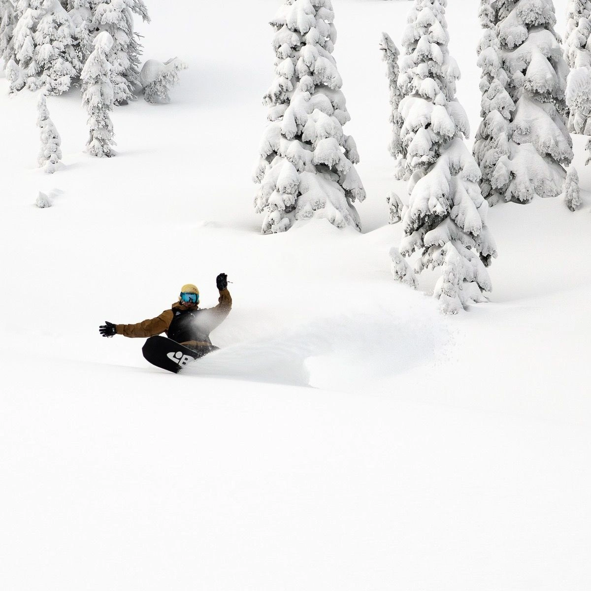 Сноубордист в глубоком снегу