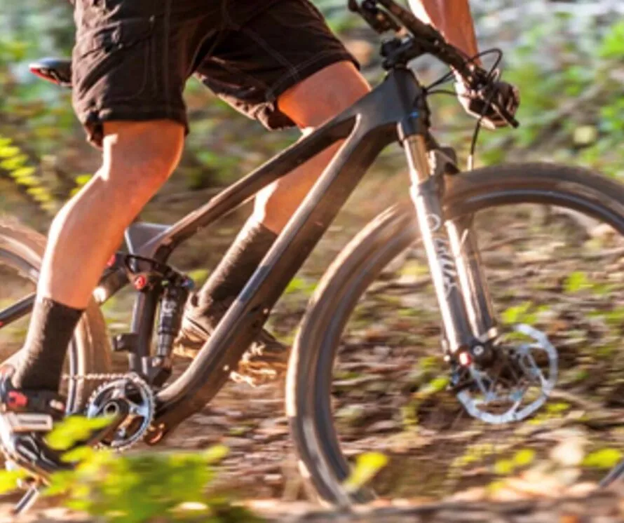 Мужчина едет на велосипеде