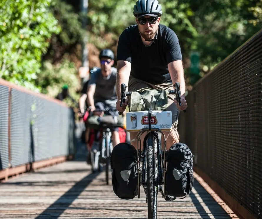 Мужчина, занимающийся байкпакингом