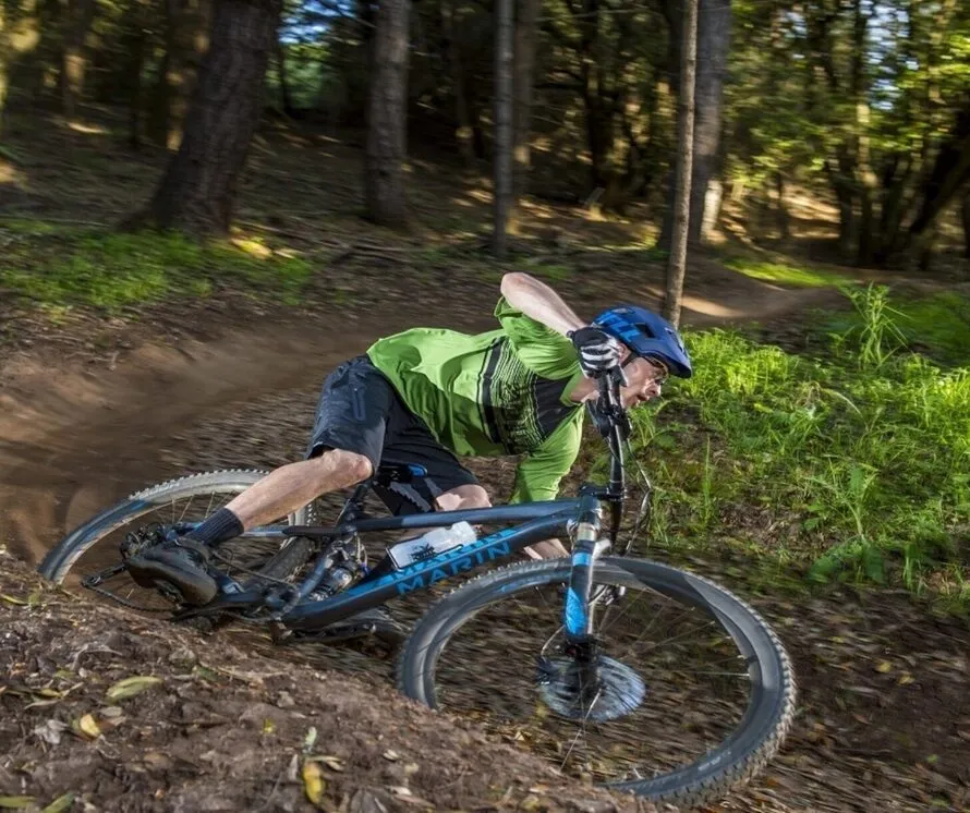 Велосипедист мчится на велосипеде MARIN Hawk Hill