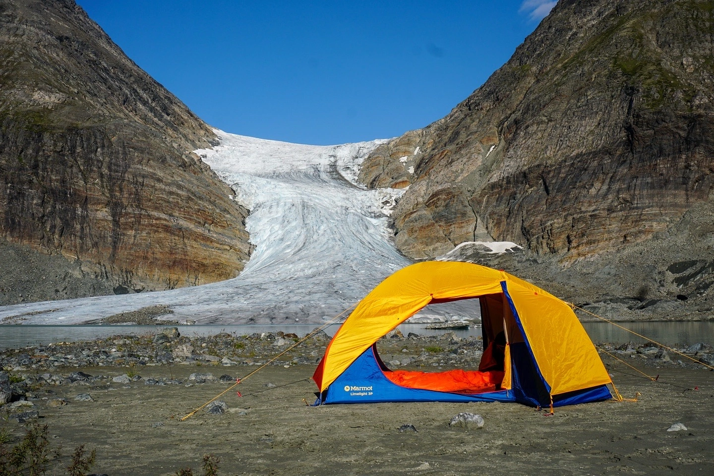 Палатка Marmot установлена в горах у ледника