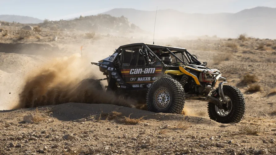 Спортивный внедорожник на поркышках компании MAXXIS