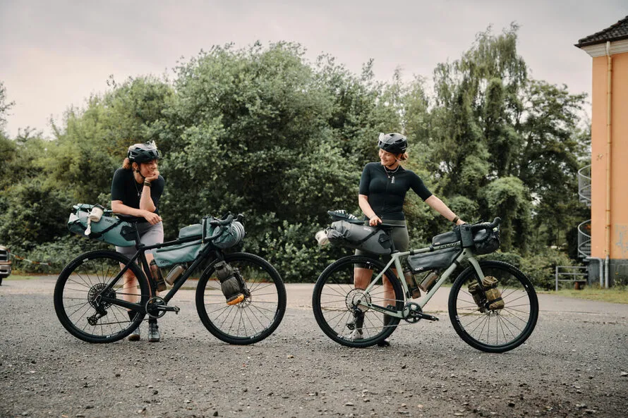 Две девушки с велосипедами с покрышками компании MAXXIS