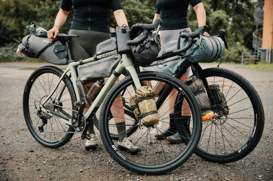 Два велосипеда с поркышками компании MAXXIS