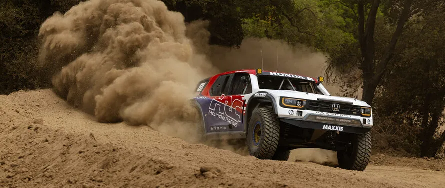 Спортивный внедорожник на поркышках компании MAXXIS