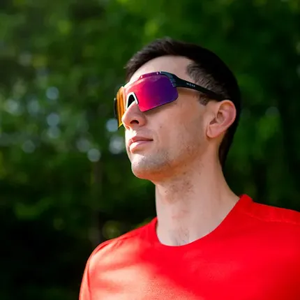 Мужчина в очках компании MOAX.