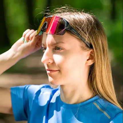 Девушка в очках компании MOAX.