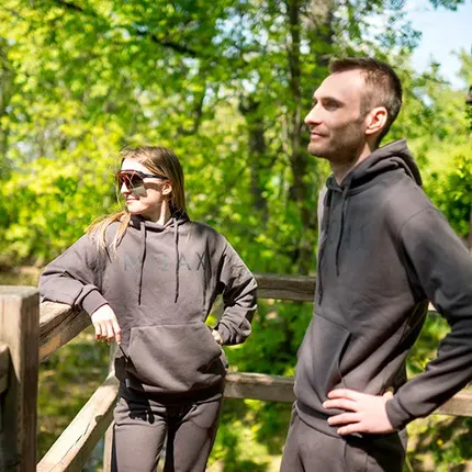 Мужчина и девушка в экипировке компании MOAX.