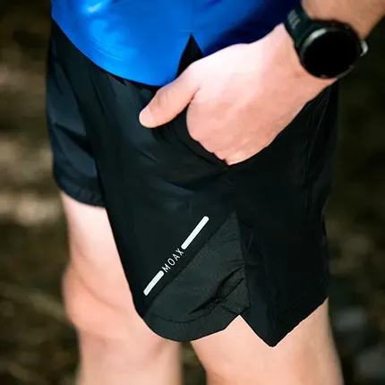 Шорты компании MOAX на мужчине.