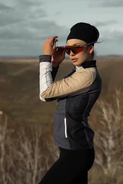 Кира Дюжева в прекрасном осеннем пейзаже и куртке MOAX Tauri PRO Hybrid компании MOAX.