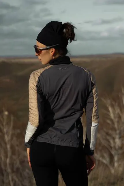 Кира Дюжева в прекрасном осеннем пейзаже и куртке MOAX Tauri PRO Hybrid компании MOAX.