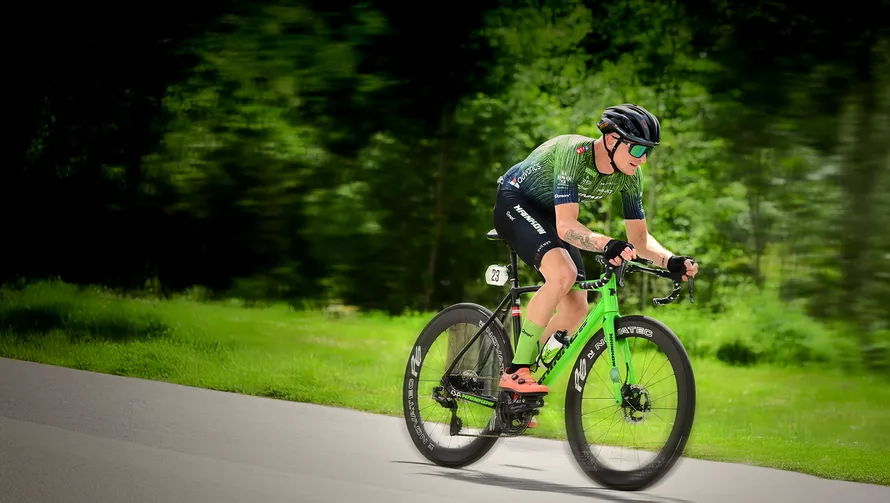 Велосипедист мчится по дороге на велосипеде колесами производства компании Novatec.