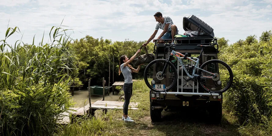 Велокрепление компании Peruzzo с одним велосипедом, установленное сзади на джипе