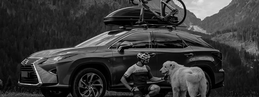 Велокрепление с велосипедом компании Peruzzo, установленное сзади на крыше автомобиля