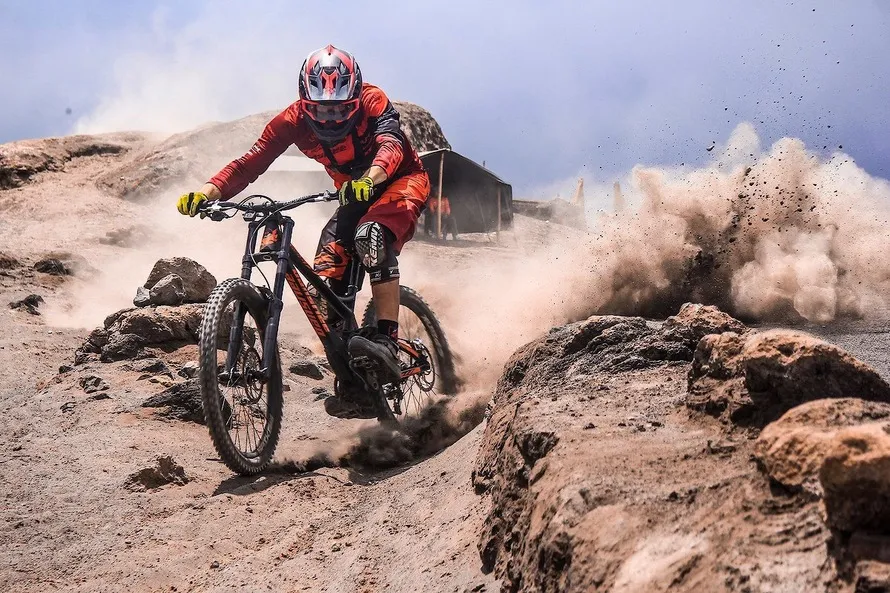 велосипедист на велосипеде с апгрейд китами компании RacingBros