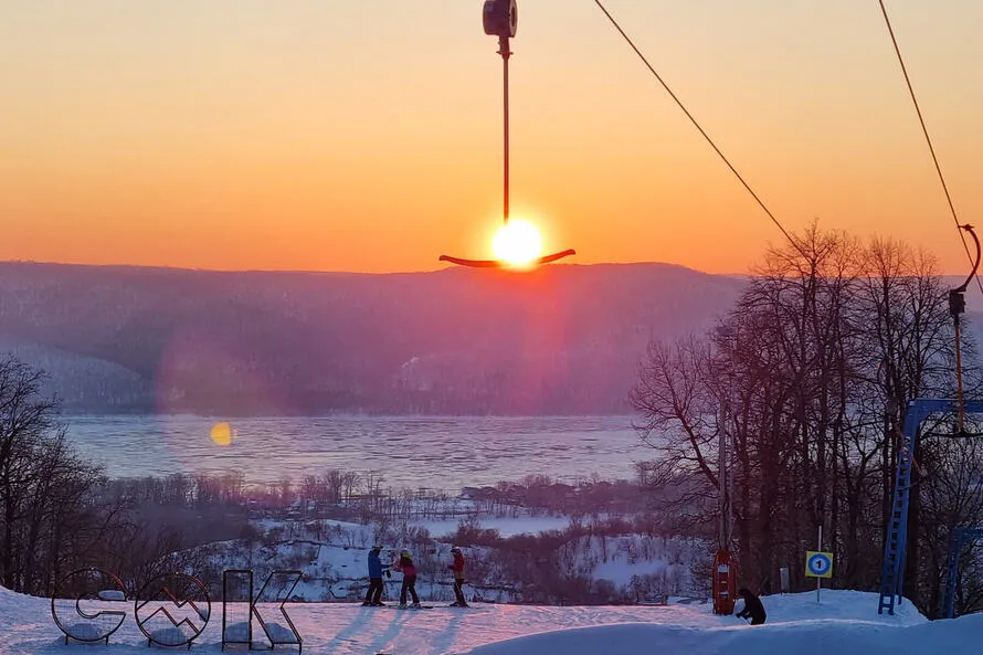 Вид на реку Волга с горнолыжной трассы Горнолыжного комплекса «СОК» на закате.